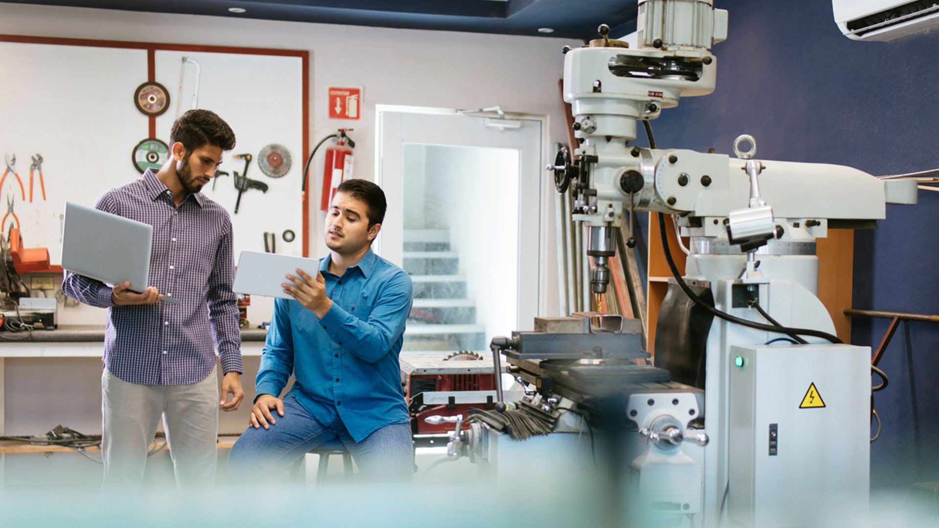 Stagista in un laboratorio meccanico